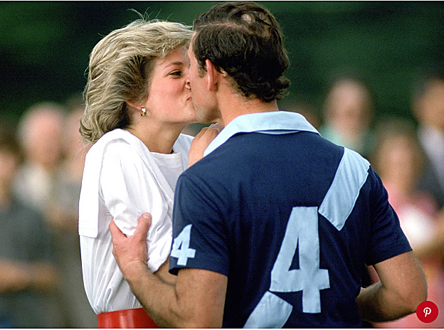 Carlos y Diana se ebsan tras una partido de plo.