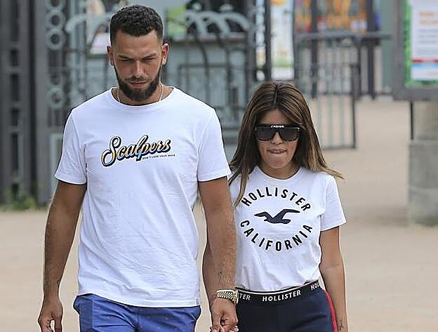 Alberto Isla e Isa Pantoja pasean por Madrid