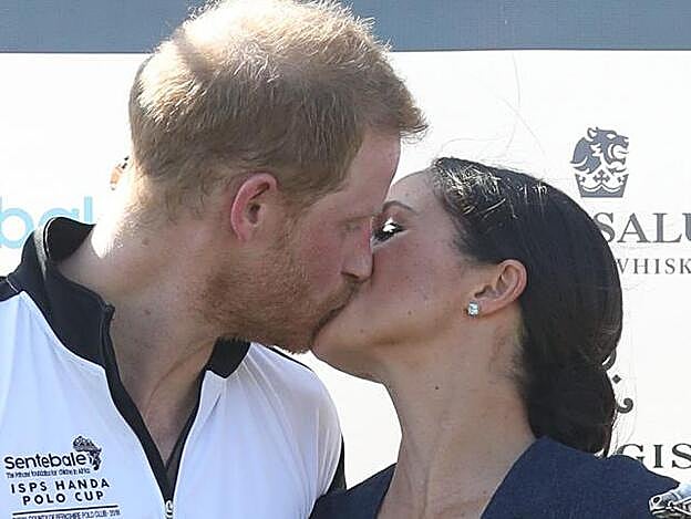 Meghan felicitó a Harry por su victoria con un romántico beso.