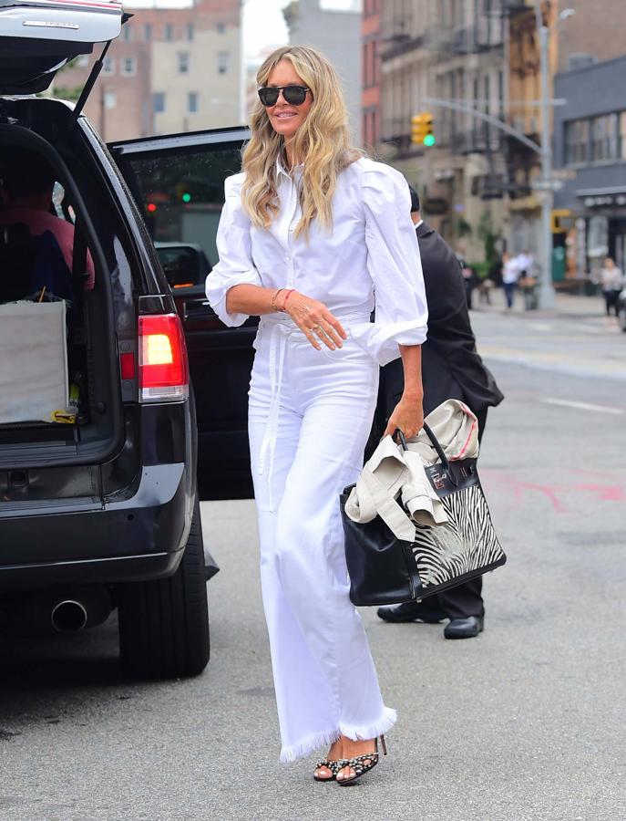 Como decía Coco Chanel, la moda pasa pero el estilo permanece. Y esto es más que evidente en Elle McPherson, que va así de estilosa en 'total white'.