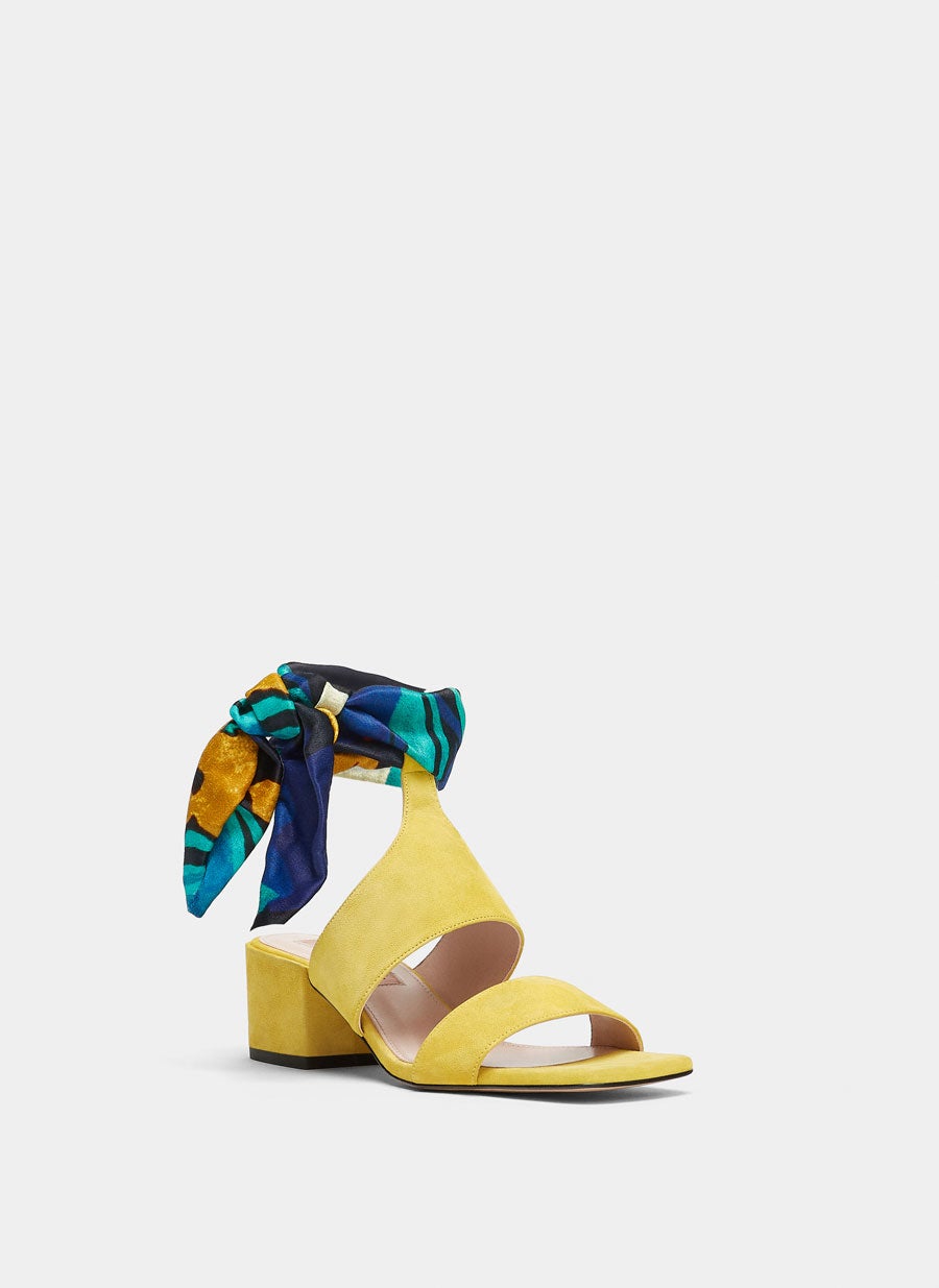 Sandalia de ante con talo multicolor y tacón mididi Uterqüe: 89 euros.