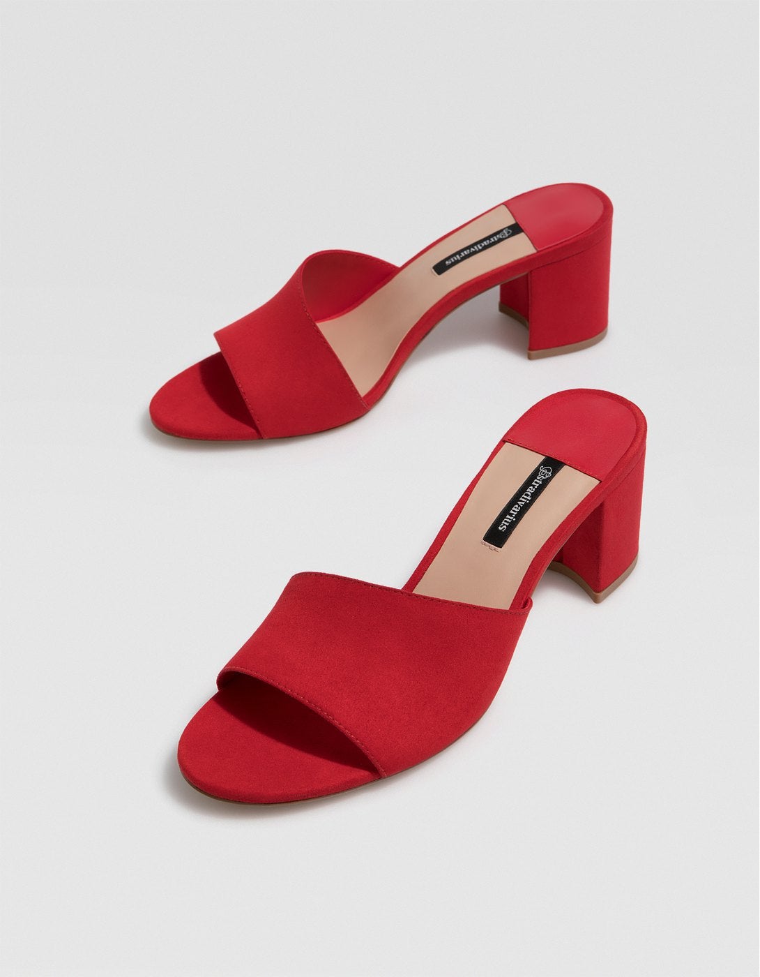 Sandalia de tacón de Stradivarius: 19,99 euros.