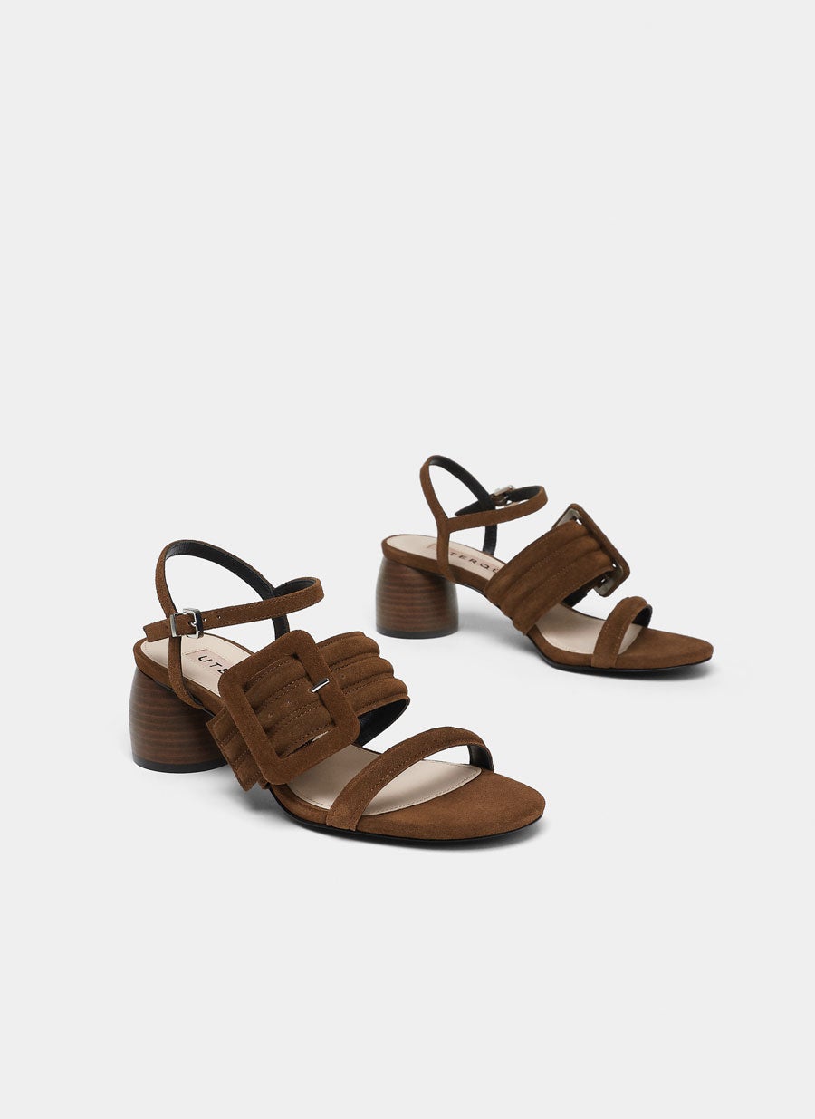 Sandalia de ante con hebilla de Uterqüe: 89 euros.