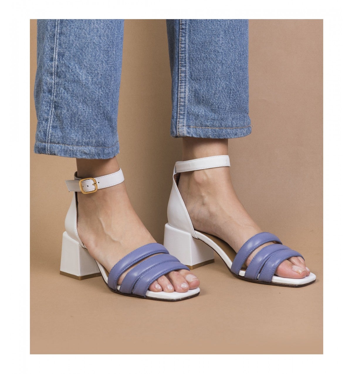 Sandalia en color blanco y azul con hebilla y tacón midi de Aurevoircinderella: 70 euros.