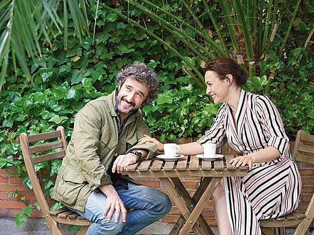 Natalia Verbeke lleva un vestido camisero de Dolores Promesas y sandalias de Hanibal Laguna. Diego Guerrero luce camiseta de Lebor Gabala.