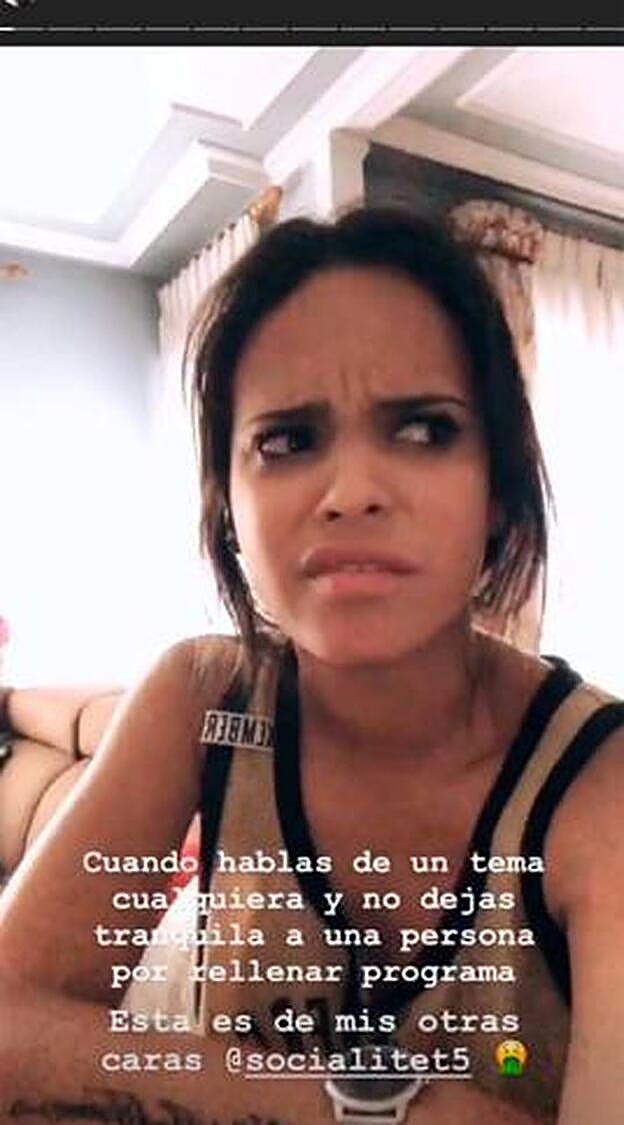 Gloria Camila durante compartíendo su opinión en su red social.