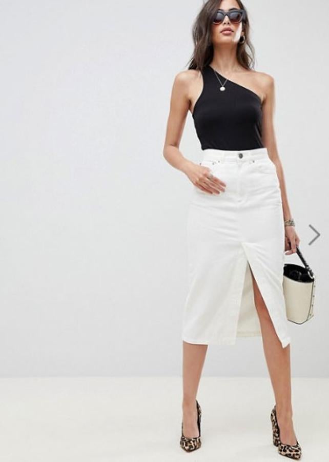 Falda vaquera midi en color hueso con abertura frontal, 38,99 euros.