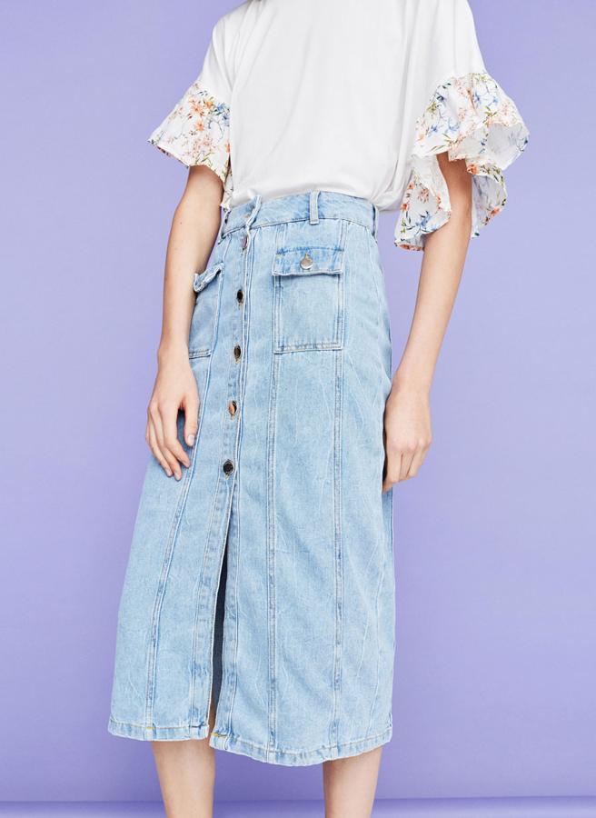 Falda vaquera con snaps, 79 euros.