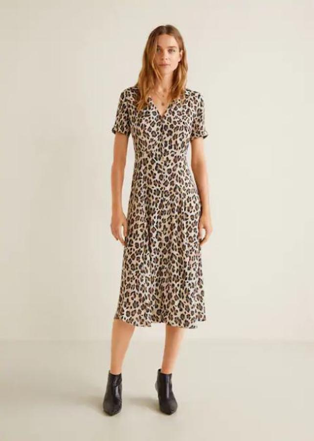 Vestido de gasa con etampado de leoprado (49,99 €). Si eres fan de este 'print', puedes ver muchas más prendas  aquí .