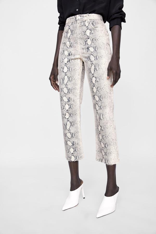 Pantalones con estampado de serpiente (39,95 €).