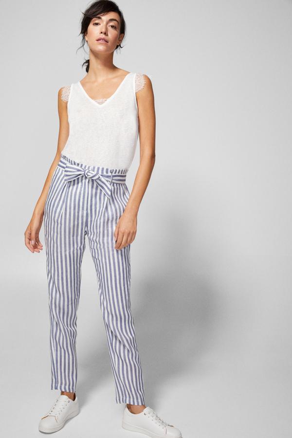 Pantalón de rayas con goma en la cintura, 29,99 euros.