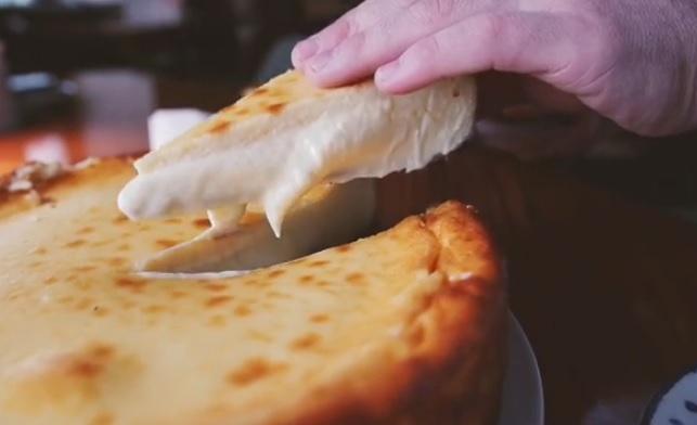 De textura fina y suave es la tarta de queso del restaurante La Primera (C/ Gran Vía, 1). Una delicia que puedes probar en cualquiera de los restaurantes del cocinero y empresario Paco Quirós.