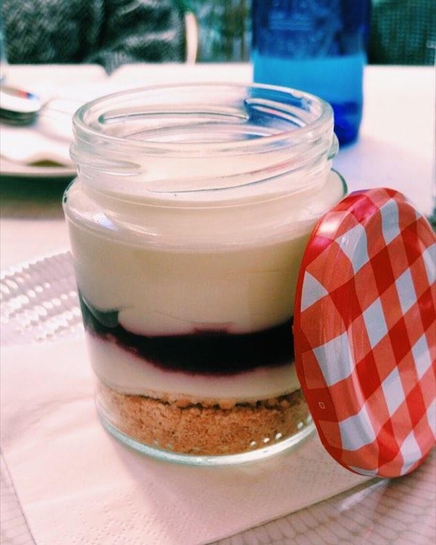 En versión tarro puedes tomar la tarta de queso del restaurante La Vanduca (C/ Columela, 2). Cremosidad que se fundirá en tu boca junto a una mermelada de arándanos y una galleta crujiente deliciosa.