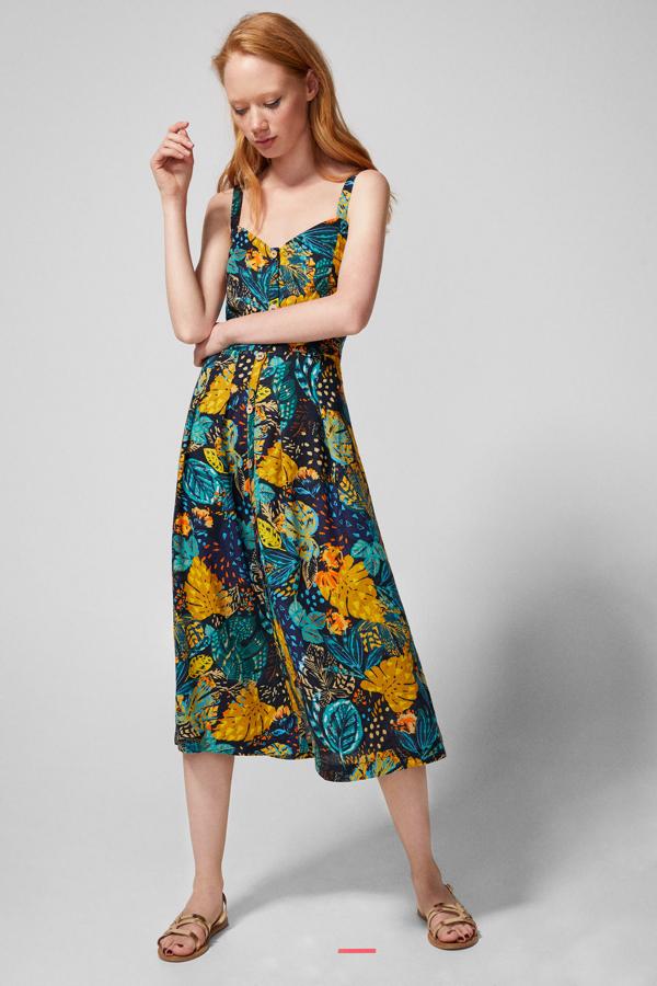 Vestido midi con botones y nido de abeja en la espalda, 39,99 euros.