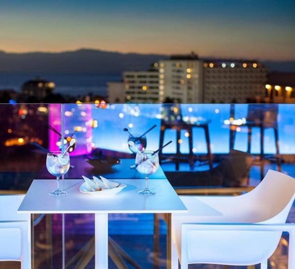 Tigotan lovers & friends  es moderno y transgresor; cuenta con servicio guest experience y zona nudista. ¿Lo que más nos gusta? Su rooftop. No solo por las camas balinesas sino también por la experiencia de disfrutar un cóctel en ese enclave cuando cae el sol.