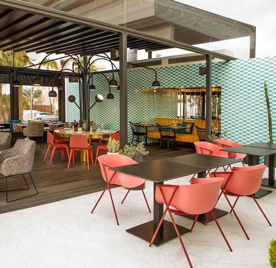 Está muy cerca de las dunas de Maspalomas. Y el toque vintage que acompaña al estilo moderno del  Gold by Marina  nos tiene enamoradas. Punto extra por contar con una app propia que, además de permitirte gestionar la reserva y ponerte en contacto con la recepción, te da la opción de conocer a otros clientes a través del chat