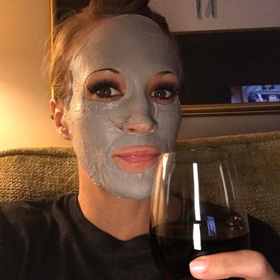 La actriz y cantante de country Carrie Underwood suele compartir en sus redes sociales sus "actividades nocturnas", como ella misma tituló la imagen. Sosteniendo una copa de vino y en el salón de su casa, Underwood se cuida el rostro con esta mascarilla facial.