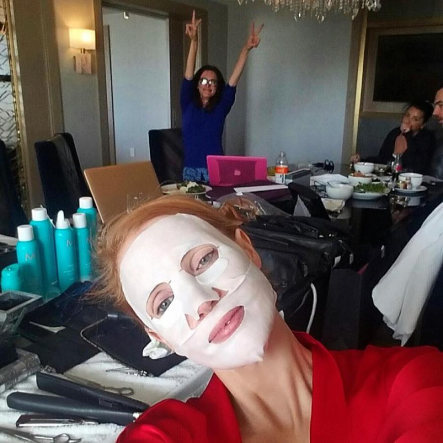 Jessica Chastain, de 41 años, compartió con sus 1.9 millones de seguidores una cómica imagen de ella con una mascarilla. Atrás están su maquilladora Jeanine Lobell y la escritora Elizabeth Stewart.