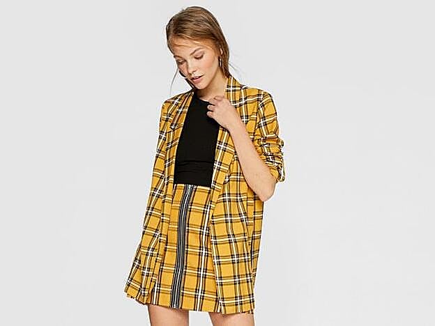 La falda de Stradivarius cuesta 15,99 y la chaqueta, 25,99 €.