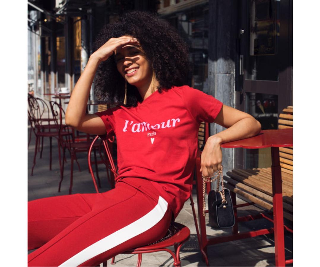 La firma también sigue apostando por el 'look' monocromático rojo, uno de los que más está triunfando este verano y que seguirá haciéndolo también en otoño. Este 'look' deportivo, con camiseta estampada con mensaje que nos propone la firma, es ejemplo de ello. La camiseta ya está disponible en la web por 24,99 euros.