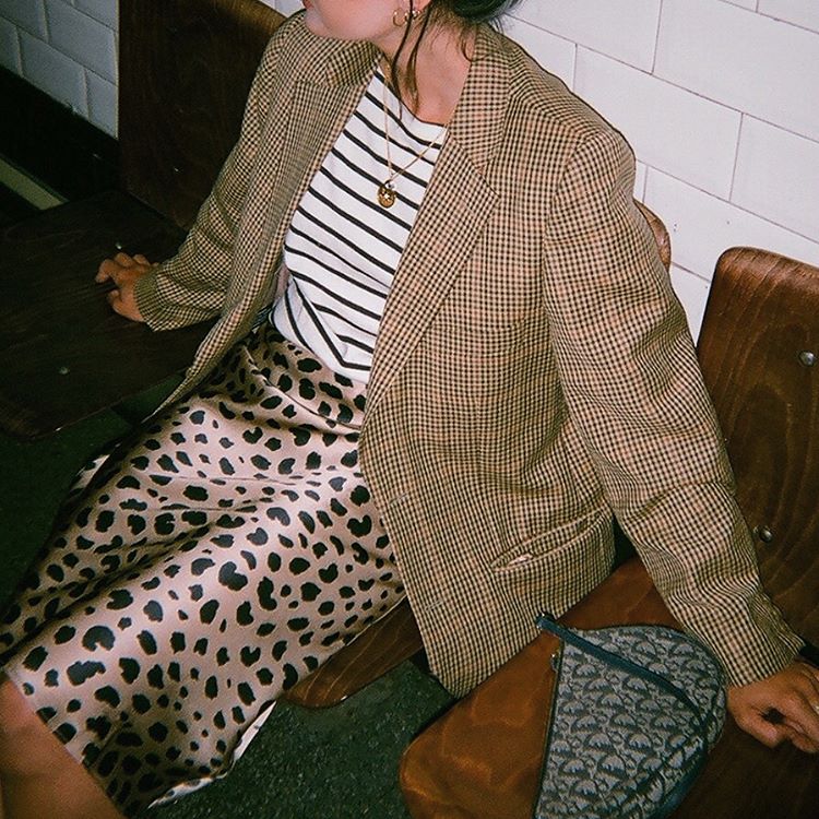 1. De cuadros. Están ya por todas partes, ya sea en formato abrigo corto o largo o con las hechuras de una americana masculina. Perfectas para acompañar un 'total look' vaquero, brillan en las mezclas más atrevidas, como esta que lleva María Bernad.