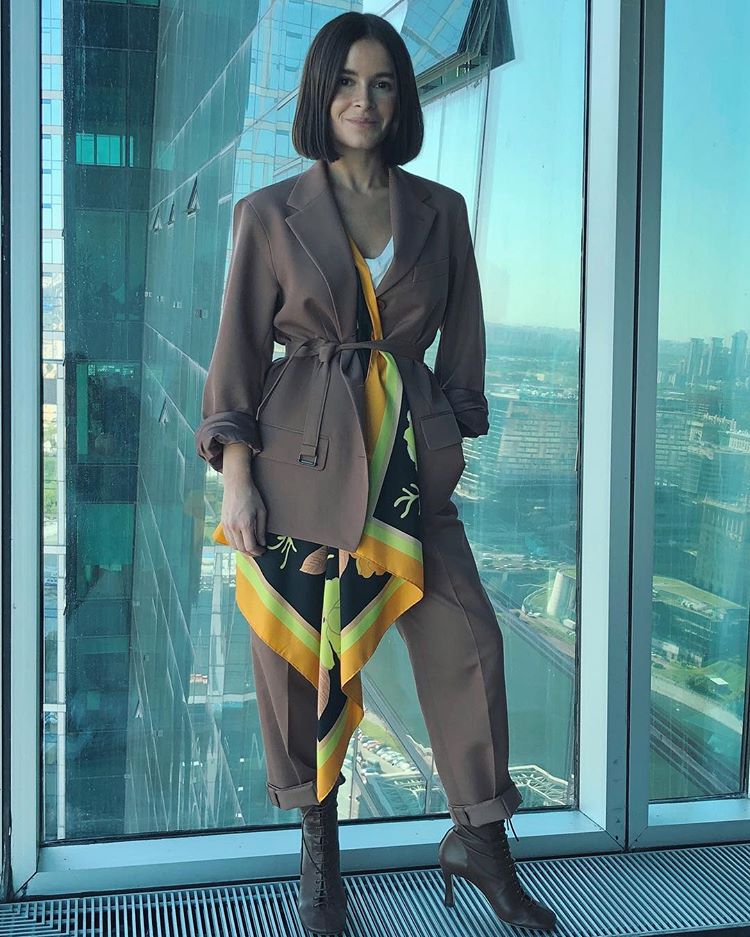 2. Con cinturón. Sea como sea la chaqueta que elijas, añádele un cinturón que la ciña y la elevarás inmediatamente de categoría. Miroslawa Duma es una maestra a la hora de darle su toque a un severo traje marrón: atención al cinturón, el pañuelo y las estratégicas vueltas en mangas y pantalón.