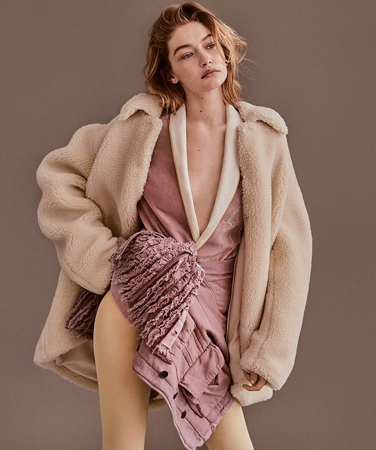 3. Borreguillo. Aumenta el interés sobre todo los materiales que evocan confort, en especial el borreguillo. Puede quedarse en los forros de las chaquetas y cazadoras o protagonizar la prenda entera.