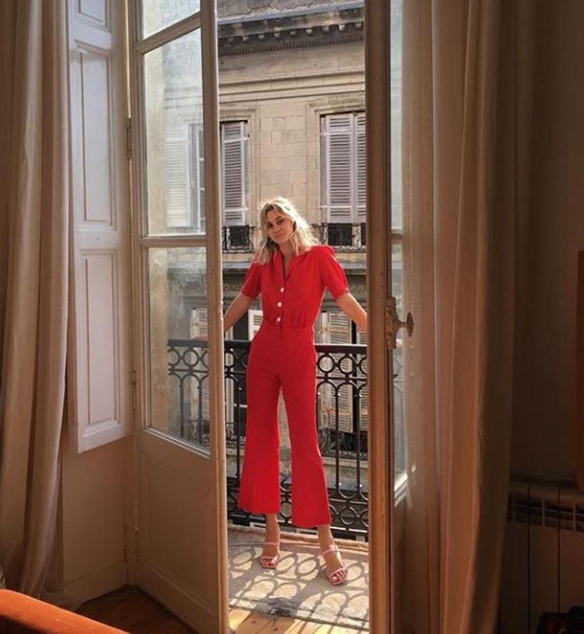 Mono rojo combinado con sandalias rosas.