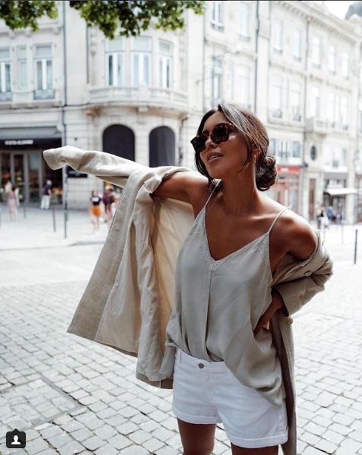 Shorts denim en blanco y top lencero.