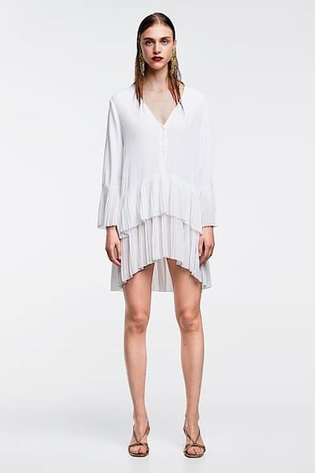 Blusa con plisado combinado en color blanco, 29,95 euros.