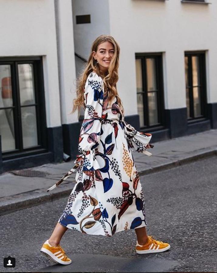 Somos muy fans de los kimonos estampados. ¿Qué tal si los llevas con zapatillas? Así, patearse la ciudad no será un problema por culpa de tus sandalias.