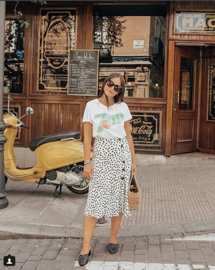 Falda midi de luneares con camiseta retro.