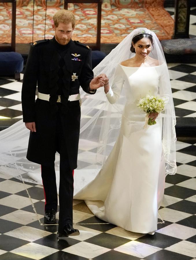 Después de muchas especulaciones, la firma elegida para el  vestido de novia de Meghan Markle  fue Givenchy. Su diseñadora,  Clare Waight Keller  hizo para ella un vestido de alta costura sencillo pero imponente, con escote barco y velo de encaje.