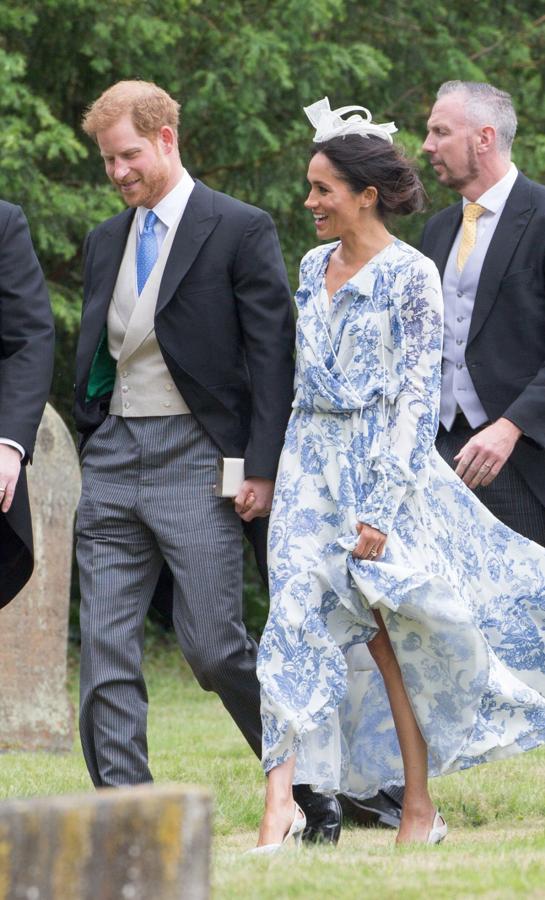 Con estampado de flores en tonos azules, este vestido de Oscar de la Renta ha sido el primer look de  invitada  de boda que le hemos visto a Meghan Markle. Aunque su elección no gustó a todo el mundo.