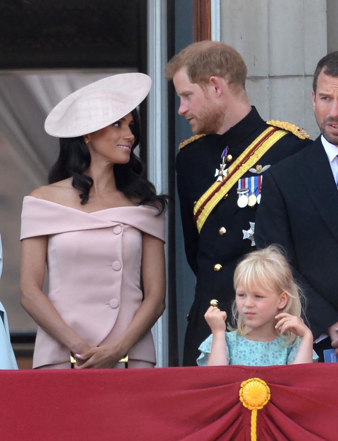Uno de sus 'outfits' más aplaudidos fue este dos piezas de  Carolina Hererra  en rosa claro que eligió para la fiesta Trooping the colours en Londres junto a toda la familia real británica.