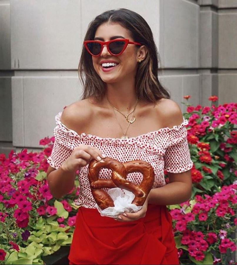 Minifalda y camiseta de escote bardot.