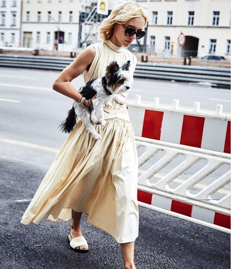 Un vestido camisero, pero con un twist y sandalias de pelo.