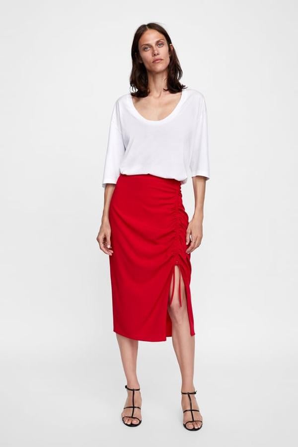 Falda con fruncido y abertura frontal, 19,95 euros.