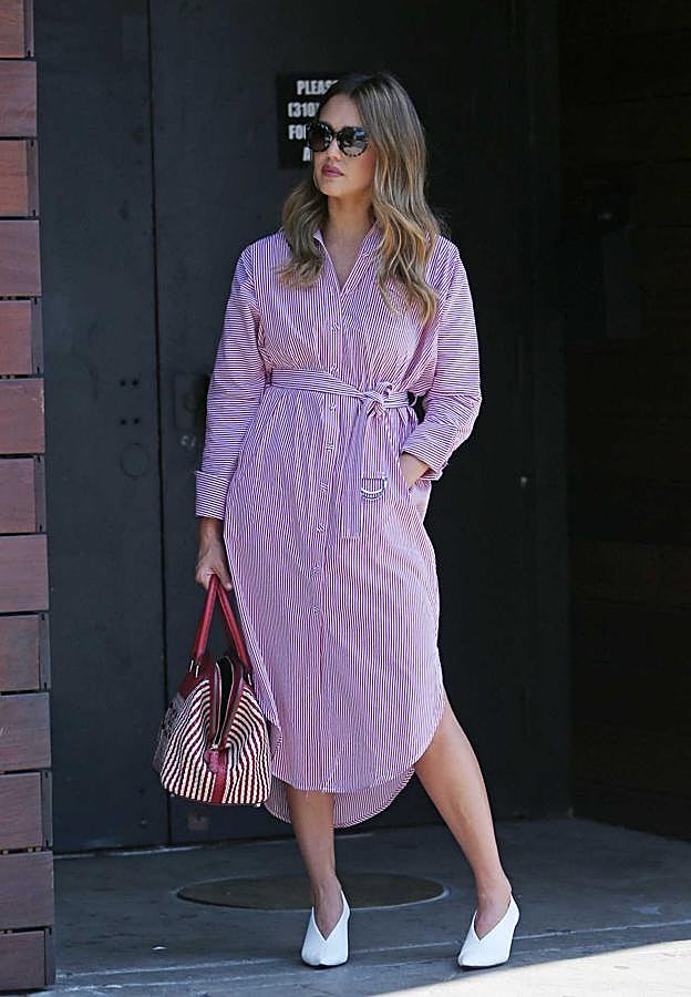Con un vestido camisero convencerás al mundo entero. Esta frase es de nusetra cosecha pero es verdad verdadera. Y este de Jessica Alba, midi, de rayas rojas, es la prueba. Le queda perfecto con los zapatos blancos y el 'doctor bag'.