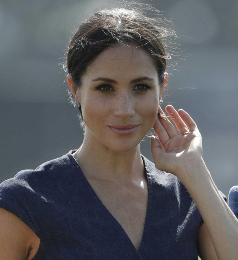 Meghan Markle es  la antítesis de las Kardashians  con sus maquillaje excesivos hasta para ir al gimnasio. La duquesa de Sussex aboga por  la otra forma de vida californiana , la que ensalza lo natural y disfruta de la vida sin dedicar todo el horario laboral a añadir elementos estéticos falsos y artificiales a su look.