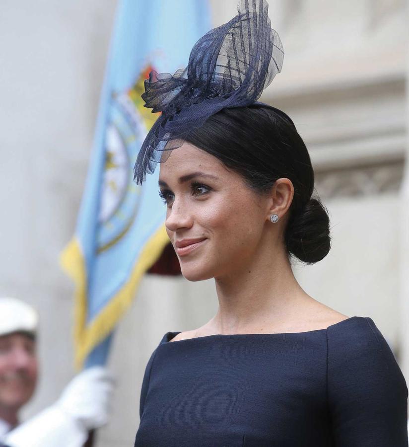 Meghan se toma muy en serio  el cuidado de sus pestañas  y aunque ha confesado que llevó extensiones durante años, ahora asegura que le vale con  aplicar un producto para hacerlas crecer  todas las noches,  Revitalash .