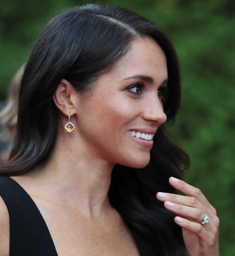 Aunque no termina de  saltarse el protocolo de la casa real británica , que prohíbe los esmaltes de uñas en  tono fuertes y vibrantes , las manicuras de Meghan destacan entre los miembros de la familia Windsor. La reina las lleva de un rosa translúcido.  Kate Middleton decidió no pintárselas cuando supo que no podía elegir la tonalidad y solo se da una laca transparente. Meghan elige  rosas y nudes , pero aplica debajo una capa de blanco para hacer que sus uñas destaquen sobre su piel.