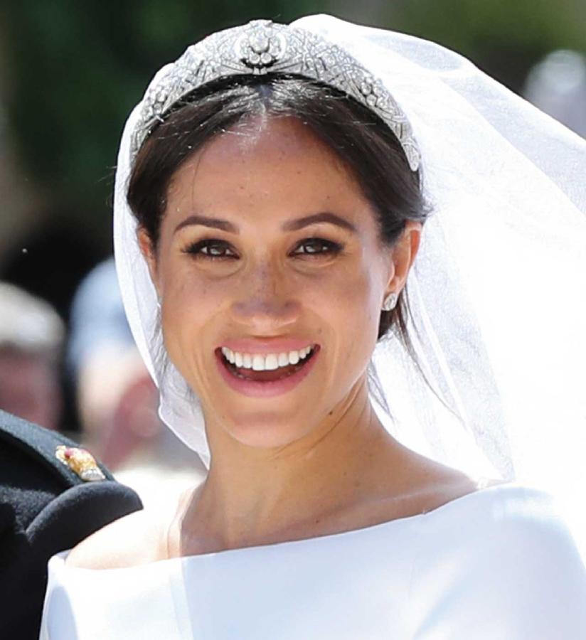 Lo confesó  Daniel Martin, su devoto maquillador,  poco después del día de su boda. Porque todo el mundo estaba fascinado con la  luminosidad sin artificios  del rostro de Meghan y quería saber si esa cara radiante era de pura felicidad o había contado con una ‘ayudita’ del neceser de maquillaje. Martin explicó que el truco para esas mejillas jugosas consiste en mezclar iluminador y bálsamo de labios.  Si quieres saber cómo se hace, pincha aquí .