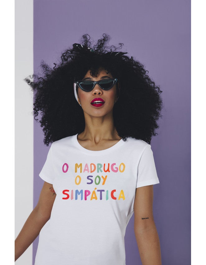 Camiseta ‘O madrugo o soy simpática’ de Offsetcollage: 28 euros.