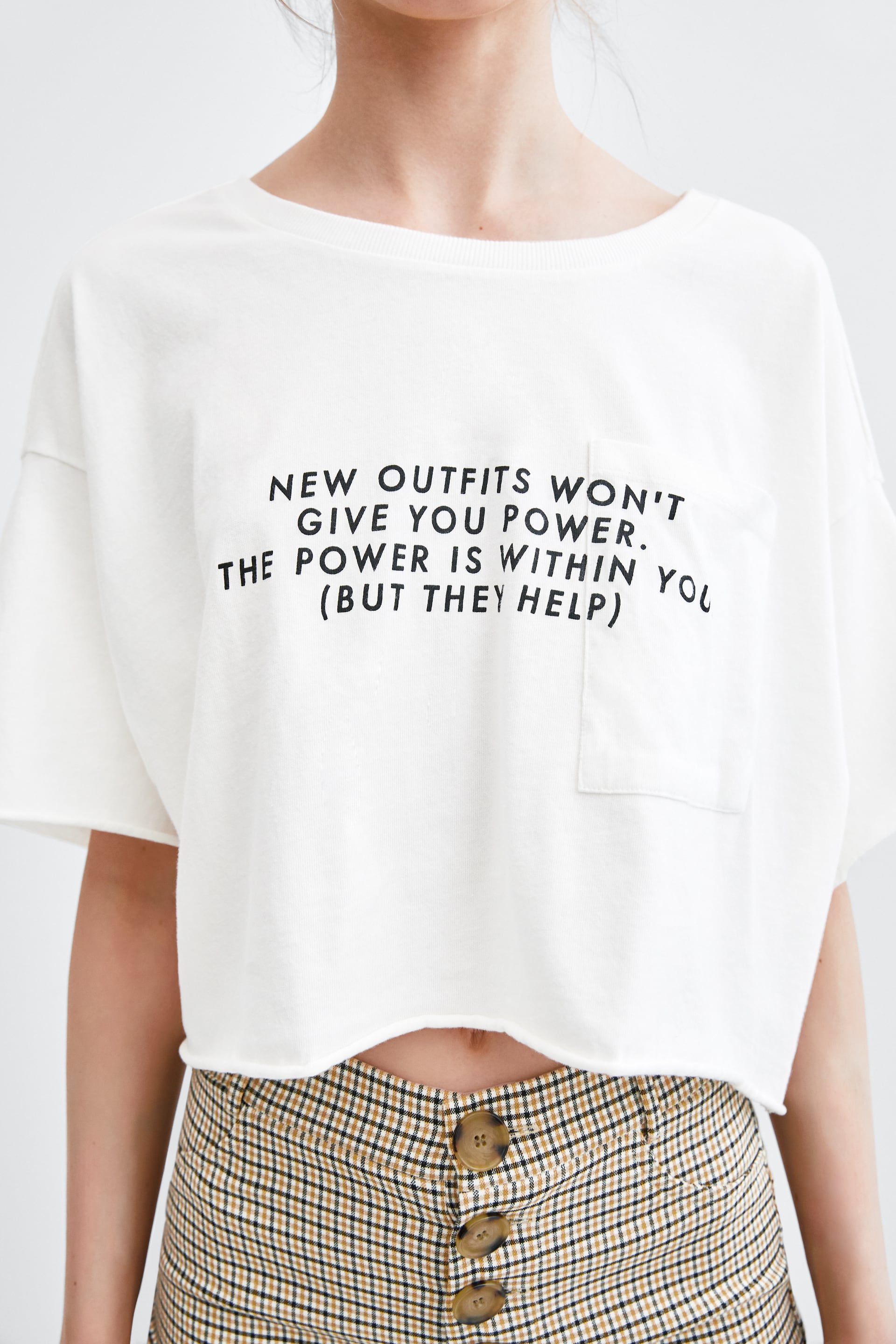Camiseta cropped de Zara con mensaje en inglés: 9,95 euros.