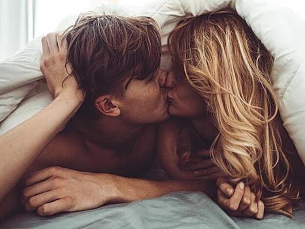 Una pareja besándose.