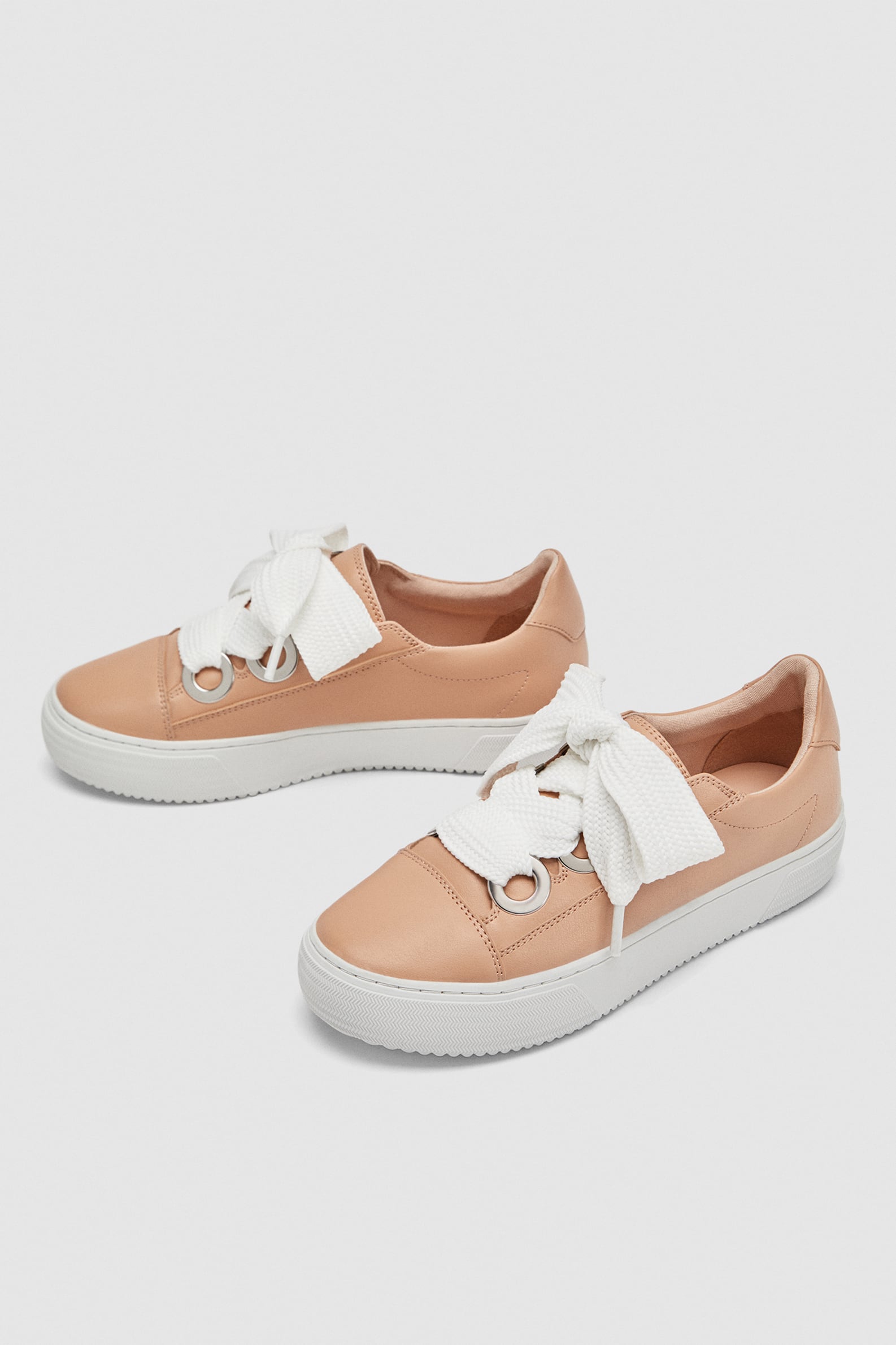 Deportivas con ojales y lazo de Zara: 7,99 euros.