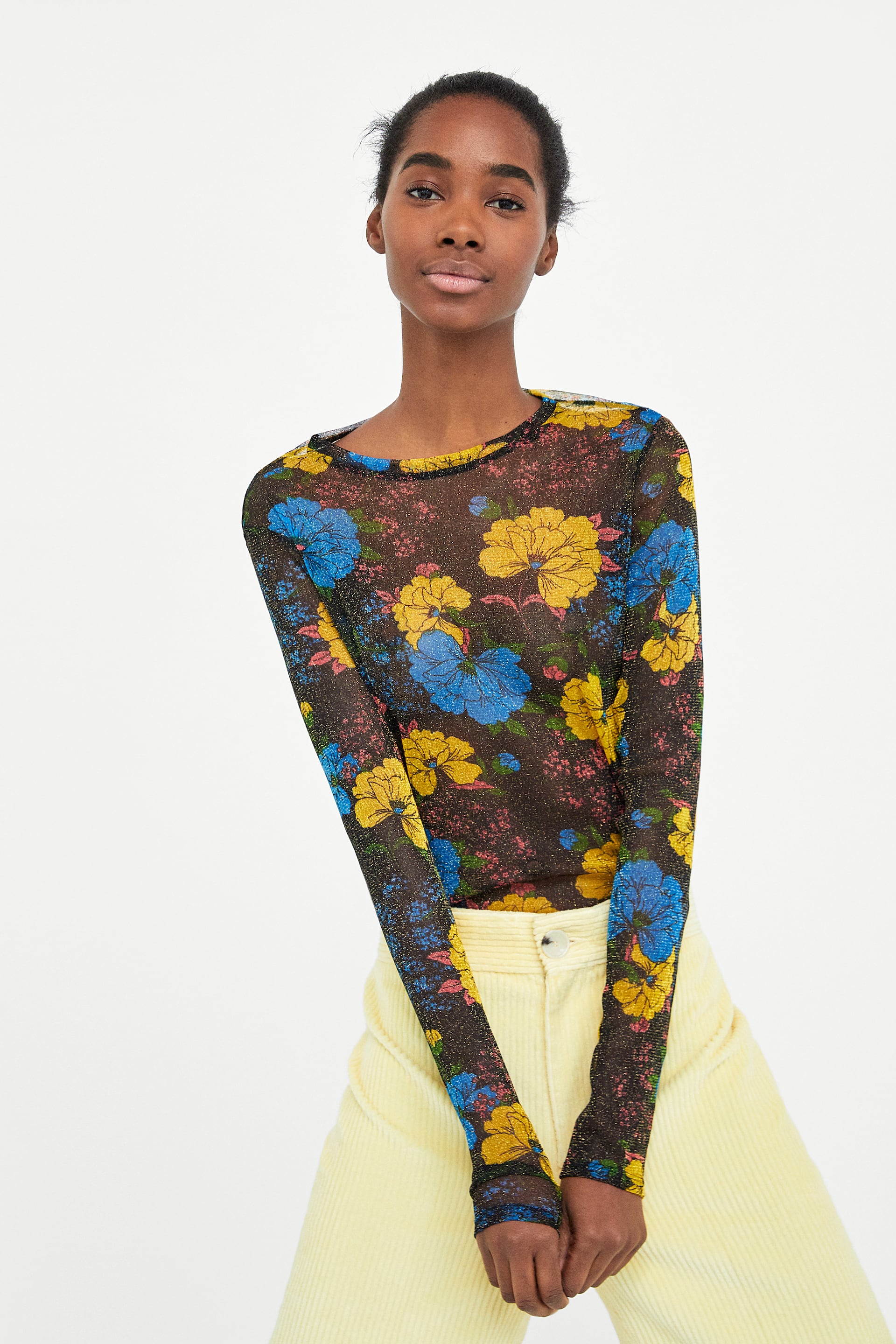 Camiseta de tul con brillo y transparente de Zara: 3,99 euros.