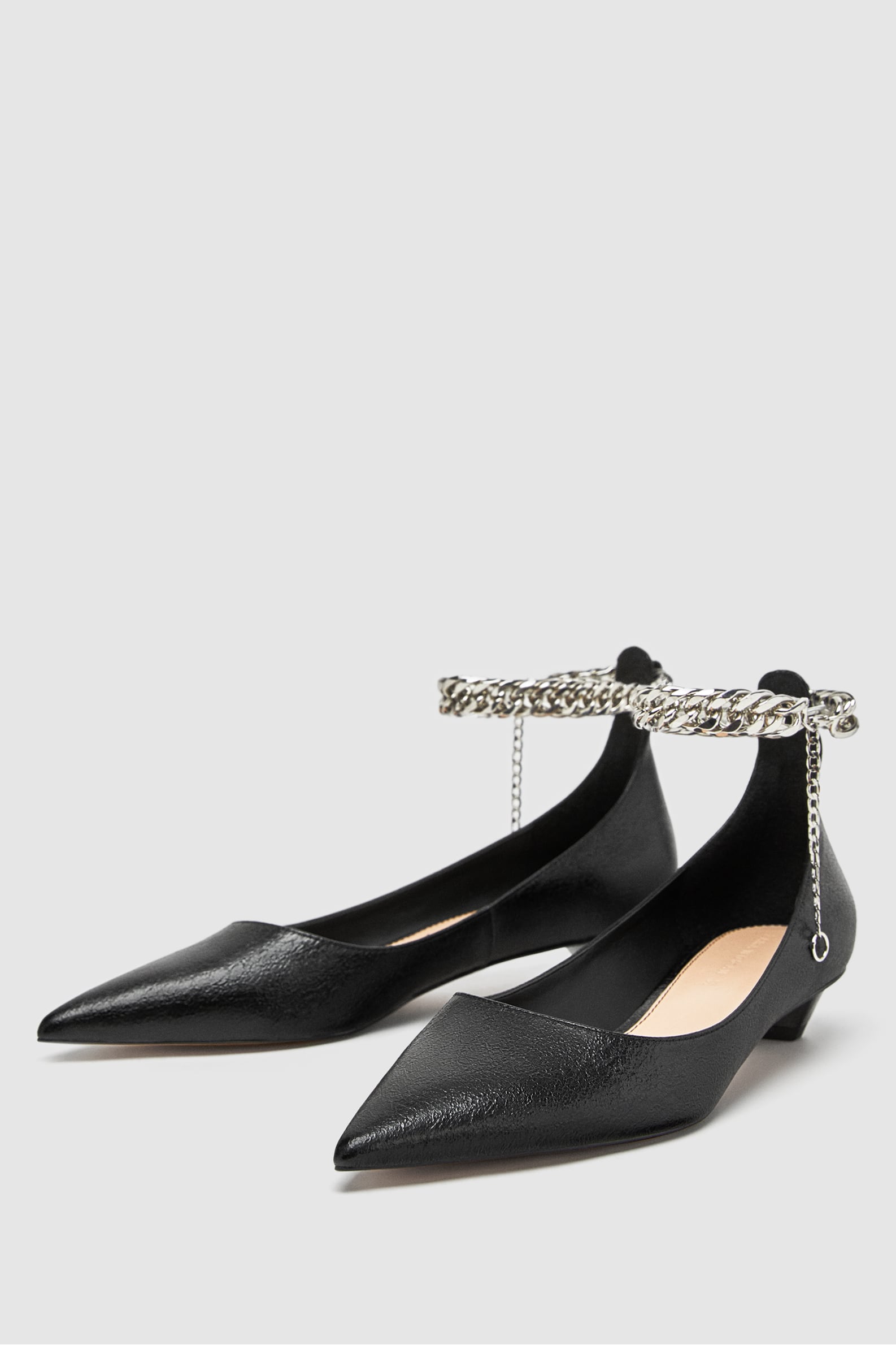 Bailarinas con cadenas de Zara: 9,99 euros.