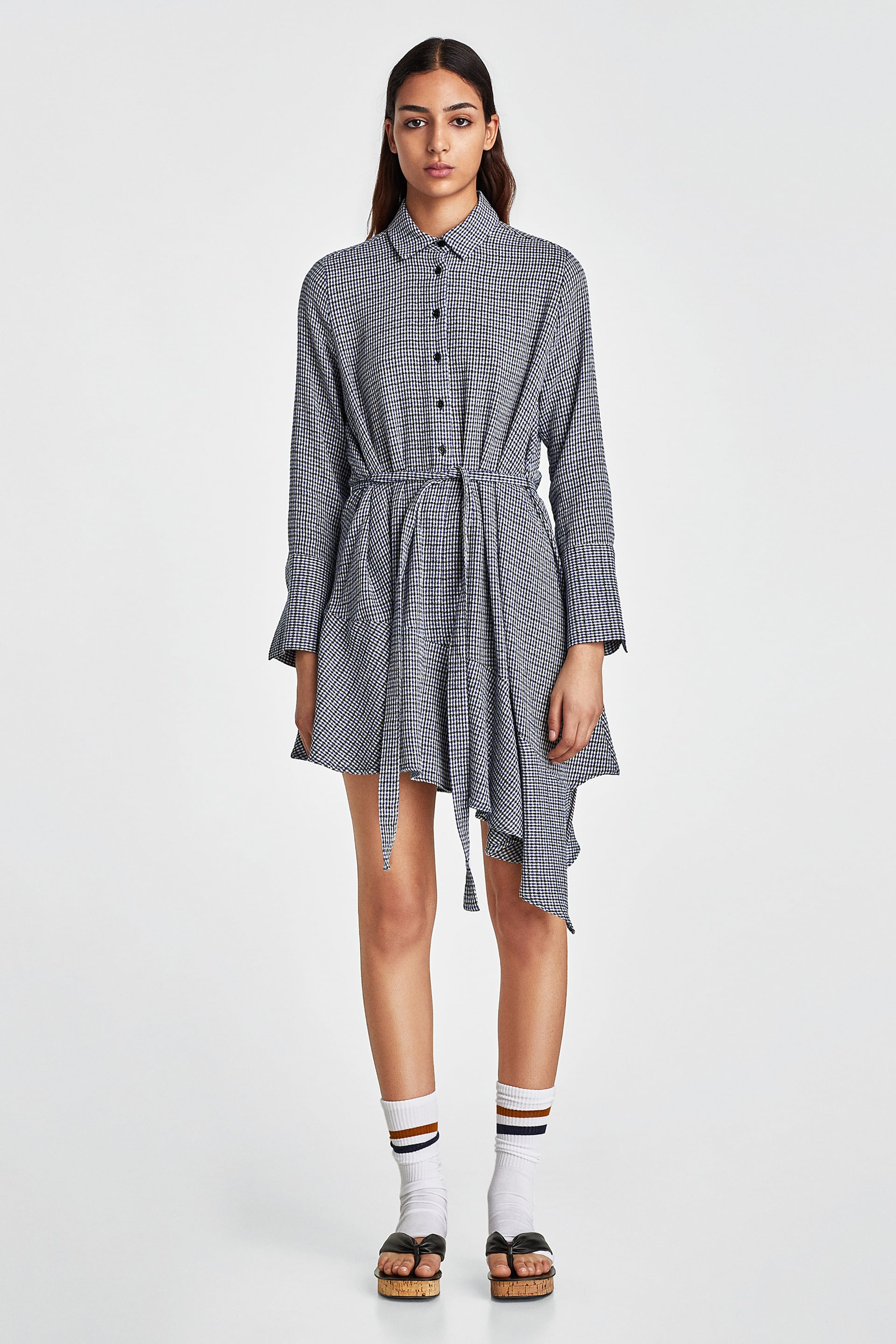 Vestido de cuadros de Zara: 9,99 euros.